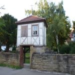 Gartenhäuschen_und_Gartenmauer_des_ehemaligen_evangelischen_Pfarrhauses_von_außen